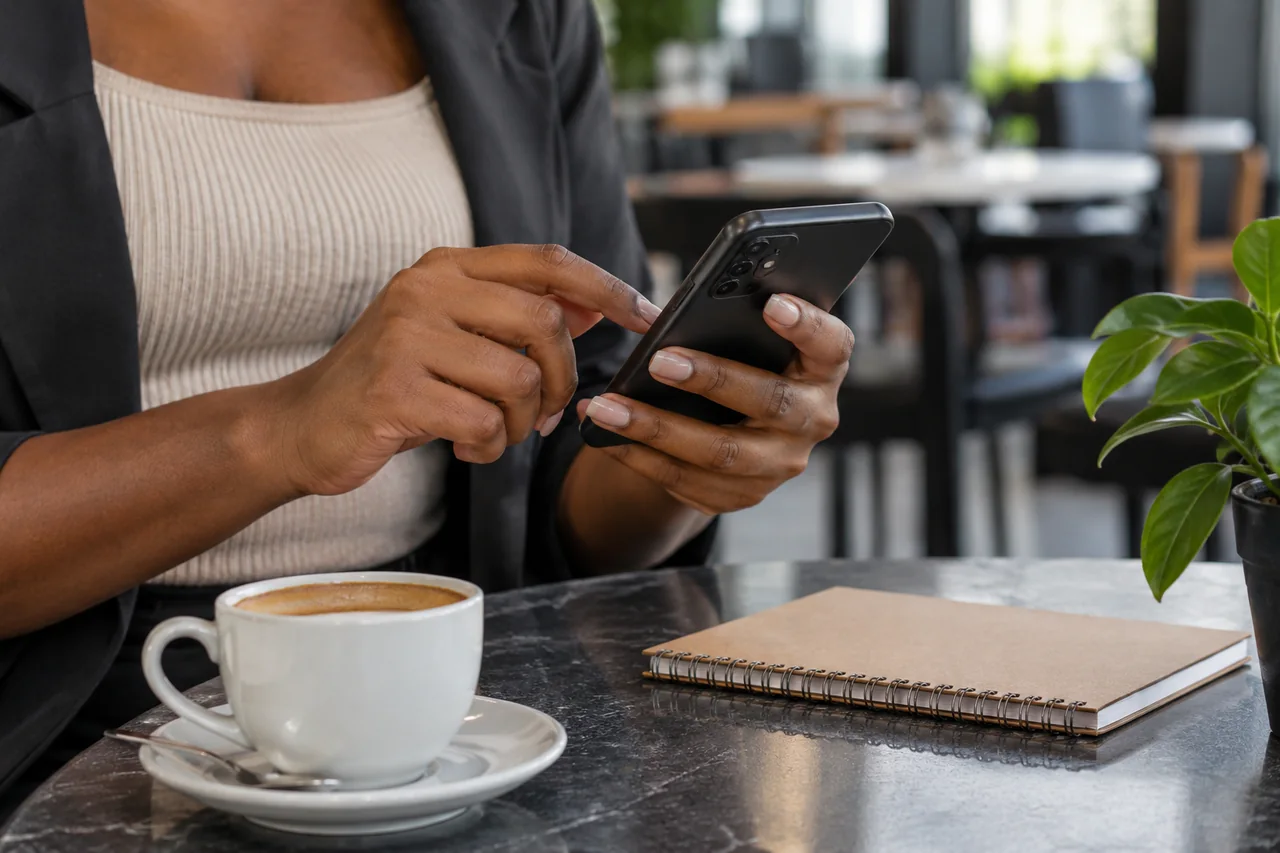 Celular Android em um ambiente de uso cotidiano.