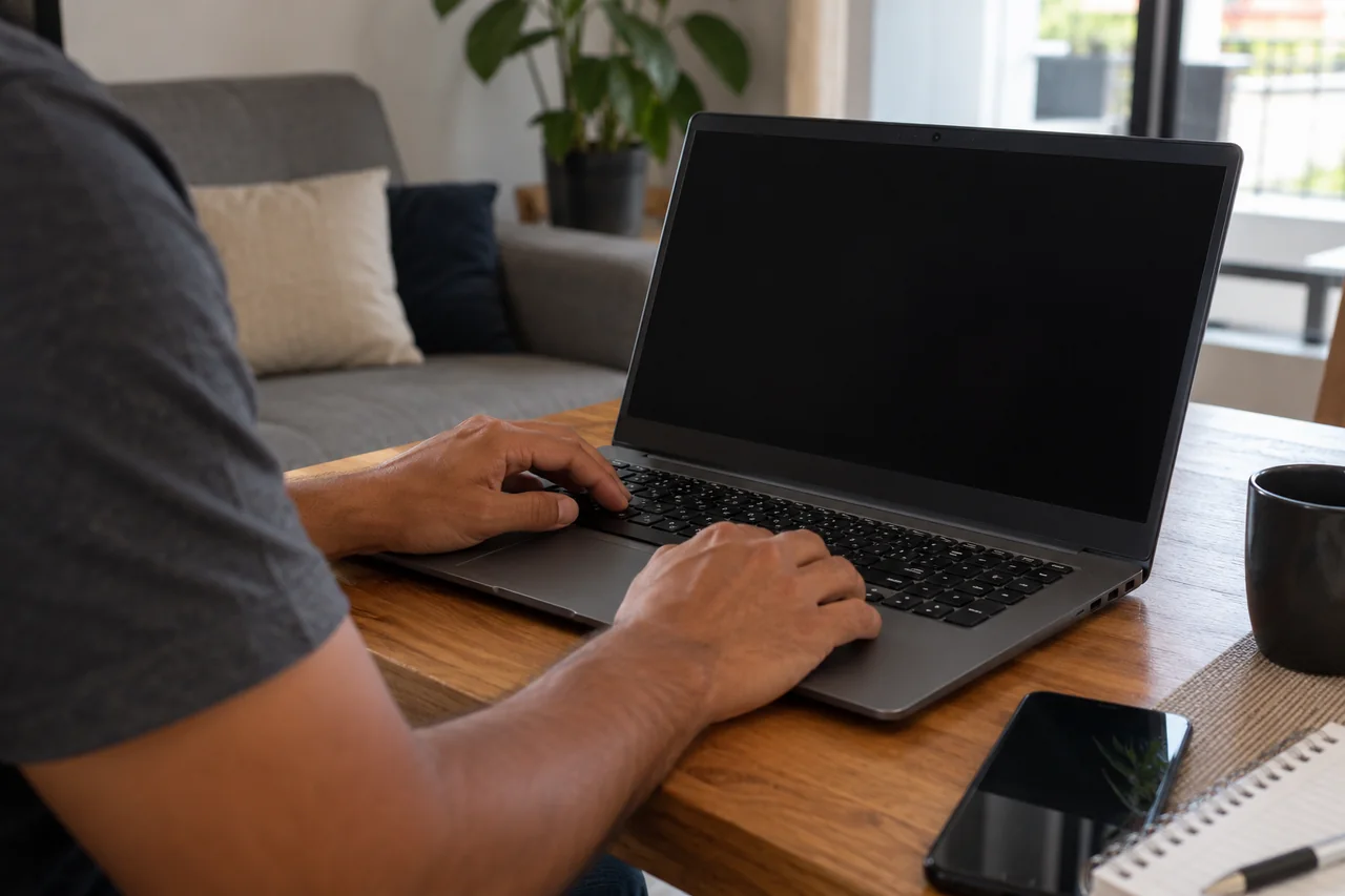 Notebook em um ambiente de uso cotidiano.